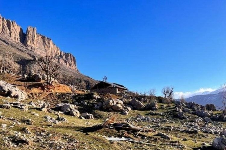 Hakkari'de kuvvetli r&uuml;zgar: &Ccedil;atılar u&ccedil;tu, direkler devrildi
