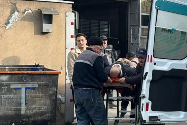 &Uuml;zerine kamyon kasası d&uuml;şen iş&ccedil;i ağır yaralandı