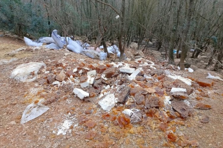 Kimse ne olduğunu anlayamadı! Orhangazi'de doğaya d&ouml;k&uuml;len bu atıklar ne?