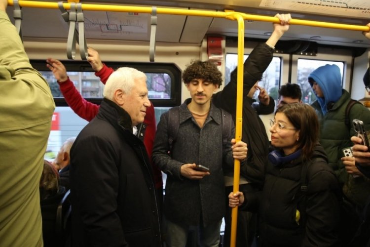 CHP Bursa BBB Adayı Mustafa Bozbey metroda gen&ccedil;lerle sohbet etti