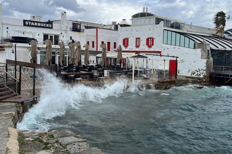 Bodrum'da fırtına: Balık&ccedil;ılara "Denize a&ccedil;ılmayın" uyarısı