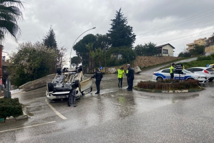 Hızını alamayan otomobil, kavşakta devrilerek ters d&ouml;nd&uuml;: 1 yaralı