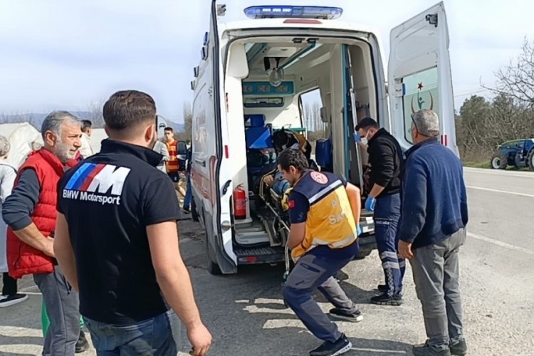 Bursa'da trafik levhasına &ccedil;arpıp savrulan motosiklet s&uuml;r&uuml;c&uuml;s&uuml; yaralandı