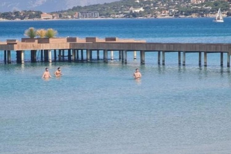 &Ccedil;eşme'de Şubat ayında deniz keyfi