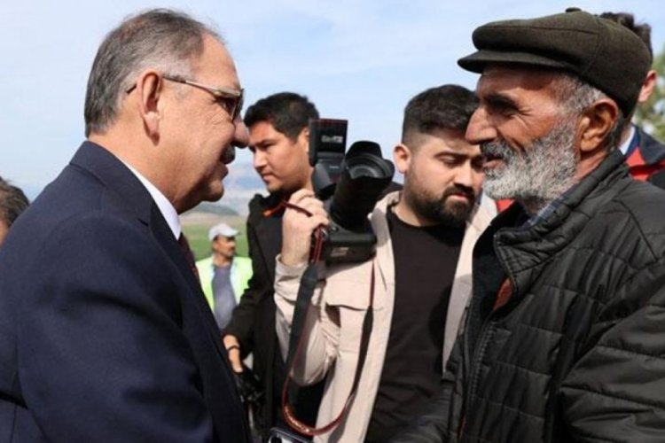 Bakan &Ouml;zhaseki depremde evi yıkılan şehit ailesini yeni evlerinde ziyaret etti