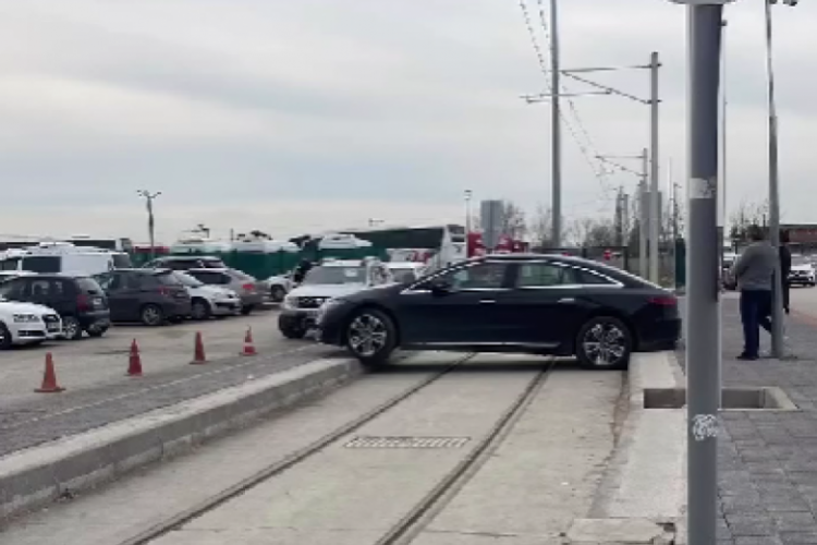 Bursa'da elektrikli ara&ccedil; tramvay yolunda asılı kaldı!
