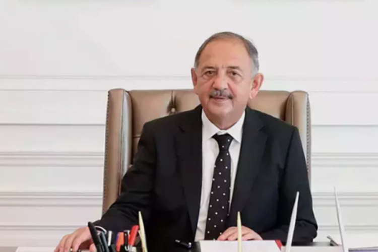 Bakan &Ouml;zhaseki şehit &Ouml;zdemir'in depremzede ailesini ziyaret etti