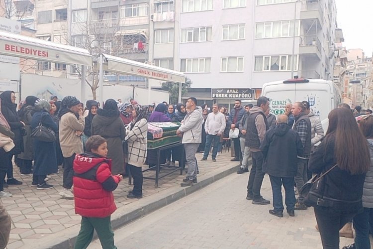 Bursa'da yolun karşısına geçmek isterken otomobil çarpan kadın defnedildi