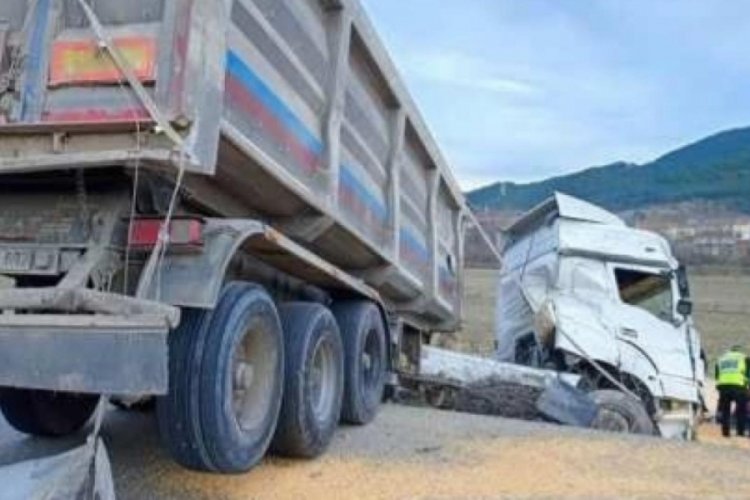 Sakarya'da mısır y&uuml;kl&uuml; tır devrildi: 1 yaralı