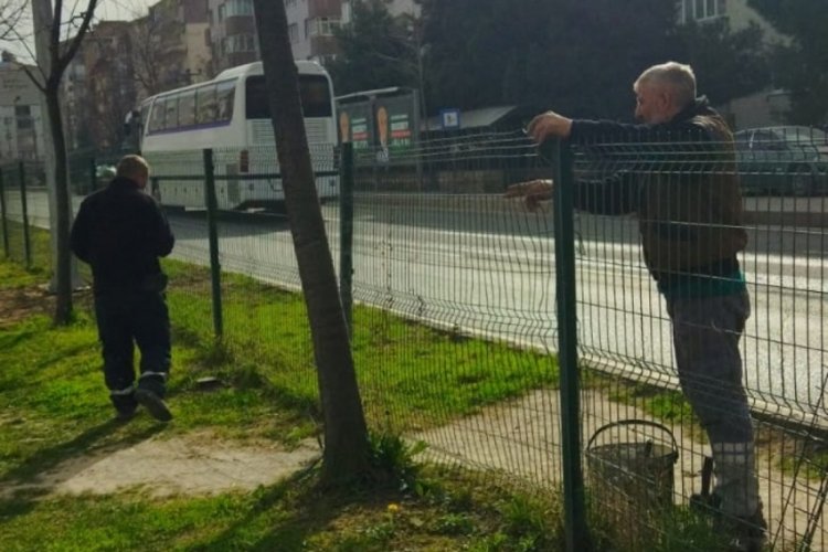 Bursa'da anayol &uuml;zerinde kapatılan demir &ccedil;itler aynı g&uuml;n kırıldı...
