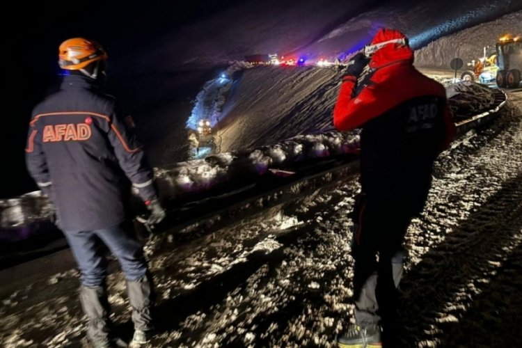Van'da minib&uuml;s&uuml;n &uuml;zerine &ccedil;ığ d&uuml;şt&uuml;: 1 &ouml;l&uuml;