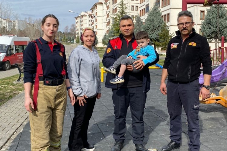 Parkta cimnastik aletlerine sıkışan &ccedil;ocuğu itfaiye kurtardı