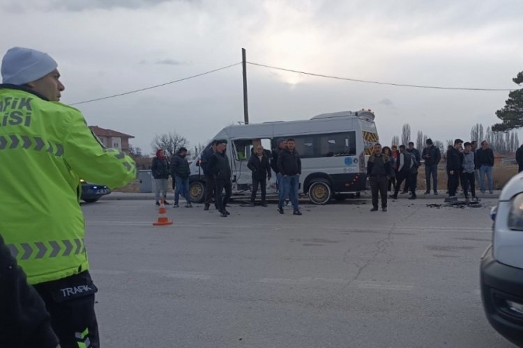 Konya'da &ouml;ğrenci servisi ile kamyonet &ccedil;arpıştı: 11 yaralı