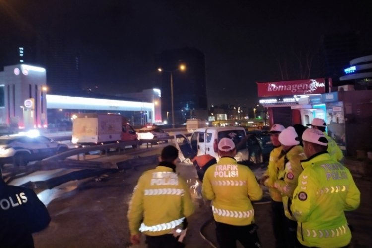 Kontrolden &ccedil;ıkan ara&ccedil; bariyerlere ve park halindeki taksiye &ccedil;arptı