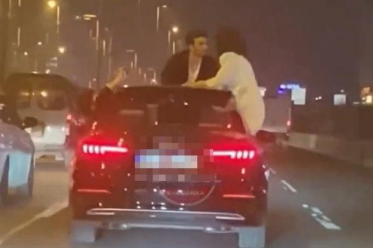 İstanbul trafiğinde camdan &ccedil;ıkıp &ouml;p&uuml;şt&uuml;ler!