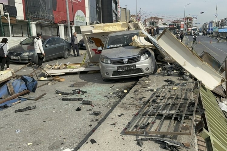 İstanbul'da otomobil durağa daldı: 4 yaralı