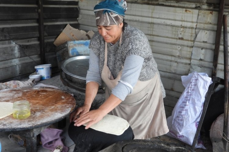 Hatay'da &ccedil;amurdan gelen lezzet depremzede kadınların gelir kapısı