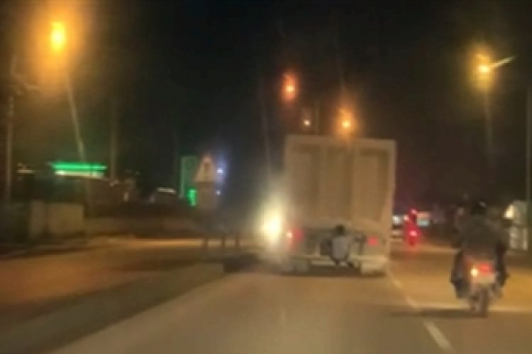 Hatay'da hafriyat kamyonunun arkasına asılıp yolculuk yaptı