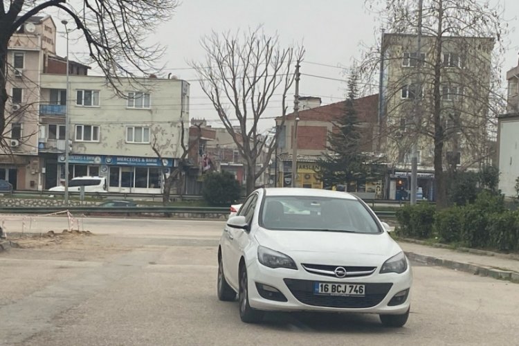 Bursa'da bir park sorunu daha! Arabayı yolun ortasında park etti
