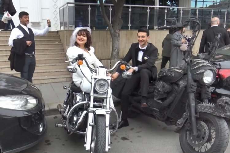 İstanbul'da bandolu motosikletli gelin alayı
