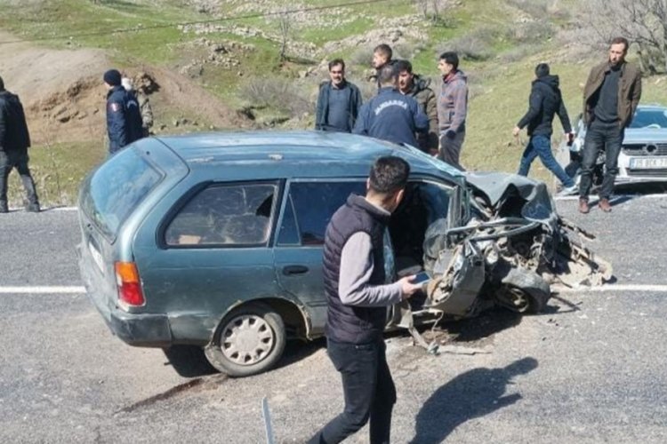 İki otomobil kafa kafaya &ccedil;arpıştı: 1 &ouml;l&uuml;, 3 yaralı