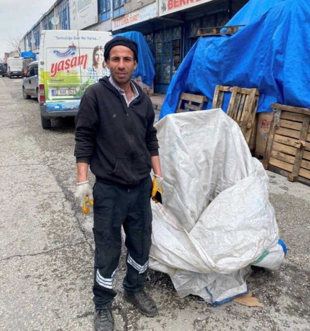 Kağıt topladığı ilde b&uuml;y&uuml;kşehir belediye başkan adayı oldu: Se&ccedil;im &ccedil;alışmasını el arabası ile yapıyor
