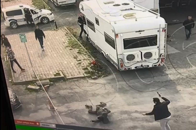 İstanbul'da bek&ccedil;i kendisine yumruk atan şahsı bacağından vurdu!