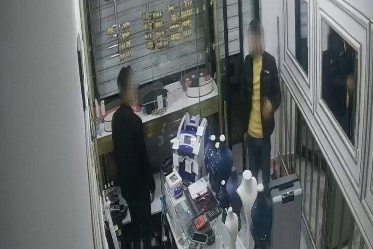 Bursa'da arkadaşının d&uuml;kkanındaki 2 kilo 300 gram altını &ccedil;aldılar! Haklarında karar verildi