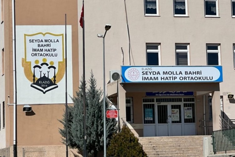 Elazığ'da ortaokulda &ouml;ğrenci tartıştığı arkadaşını bı&ccedil;akladı