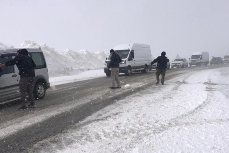&Ccedil;ığ riski nedeniyle Van-Hakkari karayolu ulaşıma kapatıldı