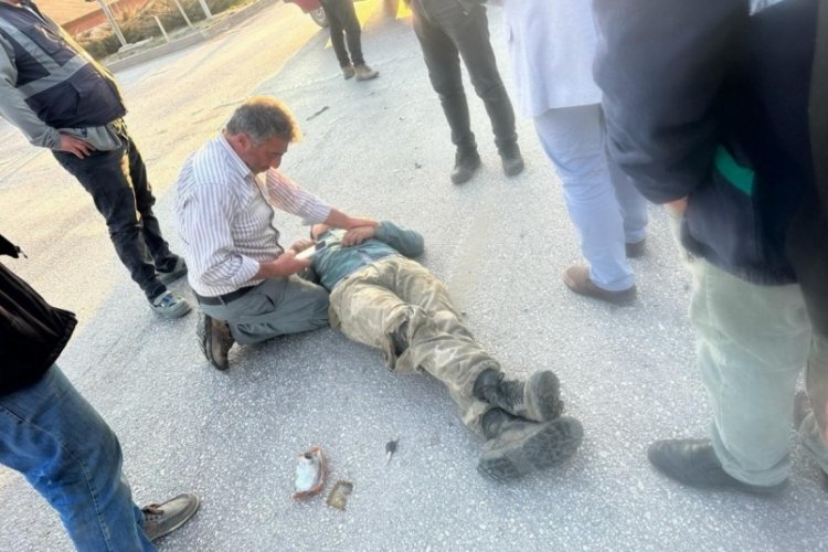 &Ccedil;orum'da kırmızı ışıkta ge&ccedil;en motosiklet, otomobille &ccedil;arpıştı