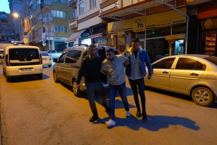 Bursa'da &ccedil;aldığı aracın plakasını bant ile değiştirmek istedi, yakalandı!