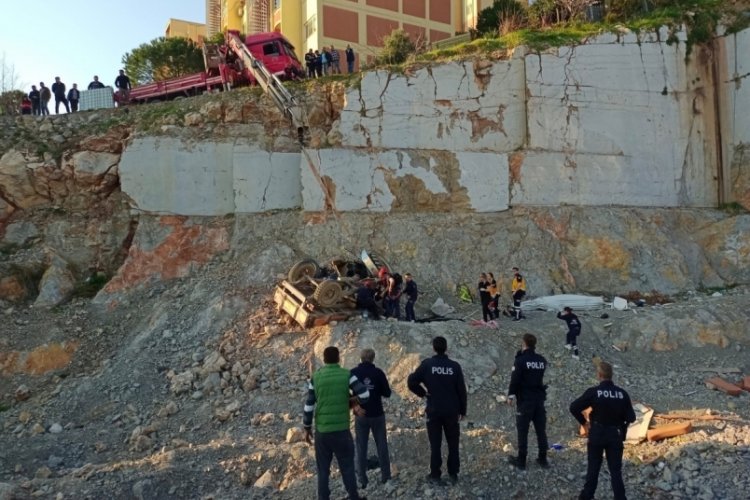 Balıkesir'de trakt&ouml;r 20 metrelik şarampole yuvarlandı, s&uuml;r&uuml;c&uuml;s&uuml; &ouml;ld&uuml;