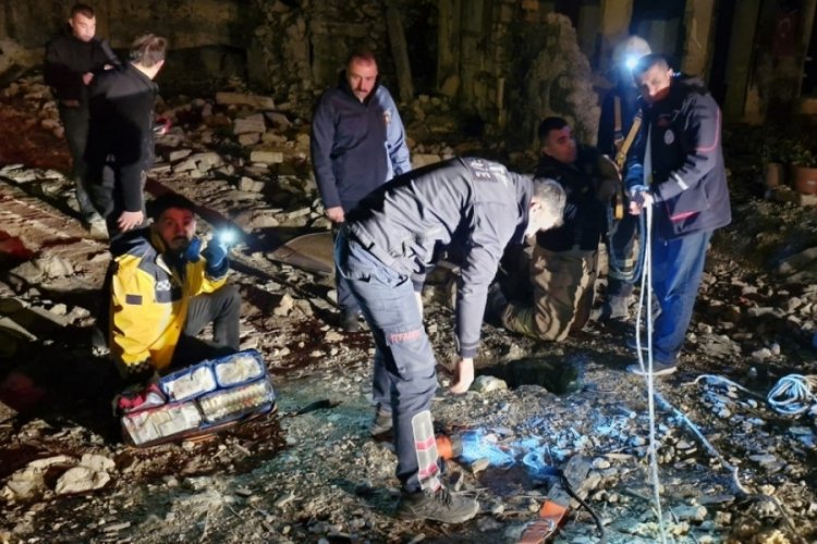 Hatay'da kuyuya d&uuml;şen &ccedil;ocuğu itfaiye ekipleri kurtardı