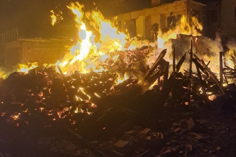 Kastamonu'da buzdolabı patladı, iki ev yandı