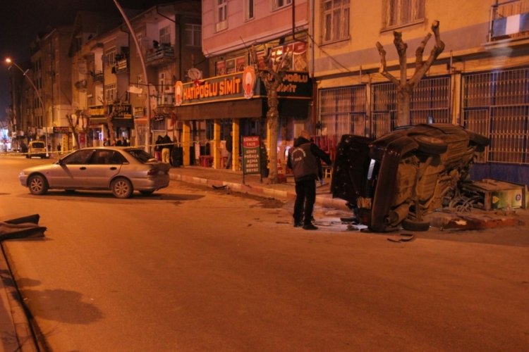 Kontrolden &ccedil;ıkan ara&ccedil; park halindeki otomobile &ccedil;arparak devrildi