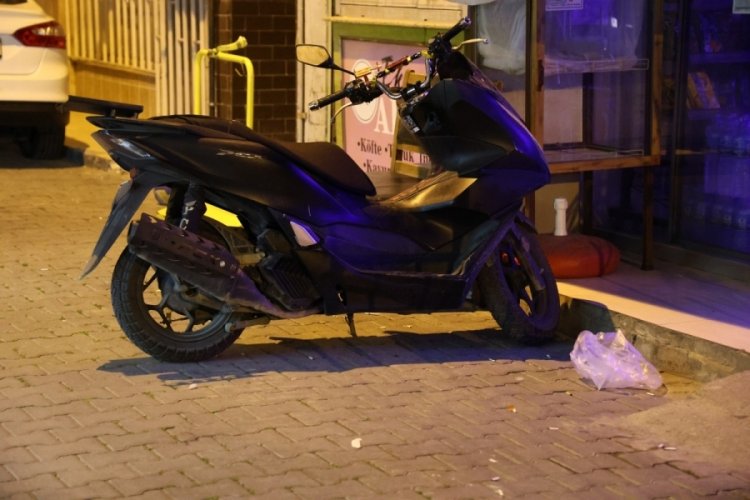İzmir'de motosiklet devrilince d&uuml;şt&uuml;ler, patlayan tabancası kuzenini canından etti