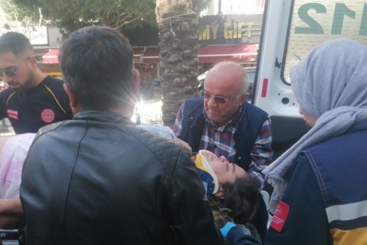 Yayalara yol vermek i&ccedil;in duran otomobile motosiklet &ccedil;arptı