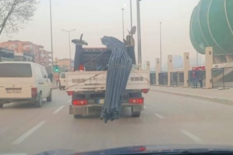 Bursa'da kamyonetin tehlikeli yolculuğu!