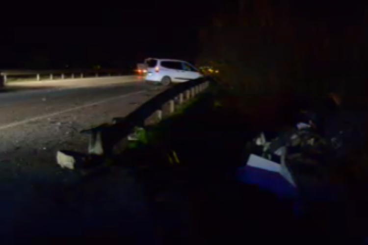 Antalya'da 2 otomobil &ccedil;arpıştı! 3 yaralı var
