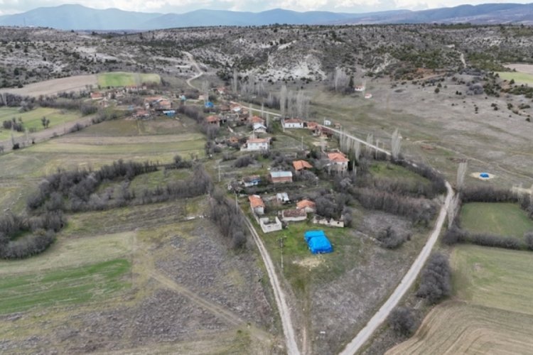 K&uuml;tahya'da terk edilmiş k&ouml;yde tek başına yaşıyor