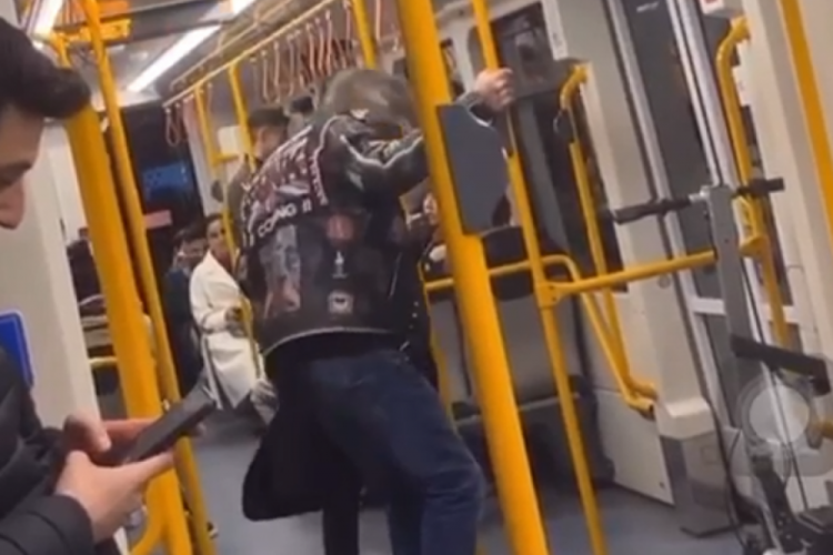 Bursa'da metro yolculuğunda beklenmedik dans!