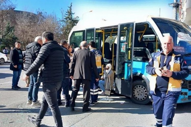 2 minib&uuml;s kafa kafaya &ccedil;arpıştı! Yaralılar var