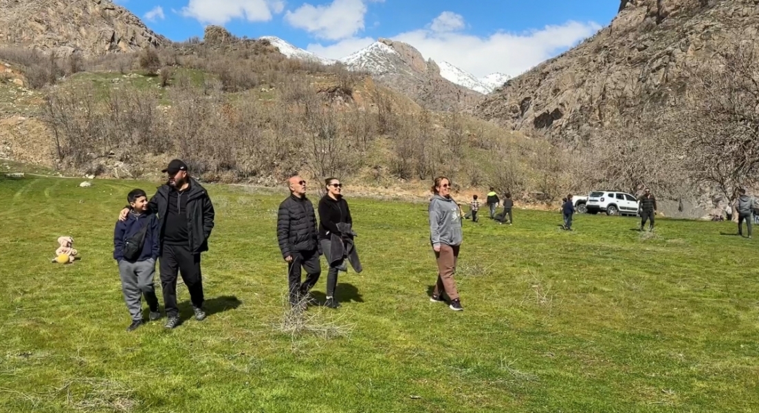 Hakkari'nin bir il&ccedil;esinde kış, diğerinde bahar havası