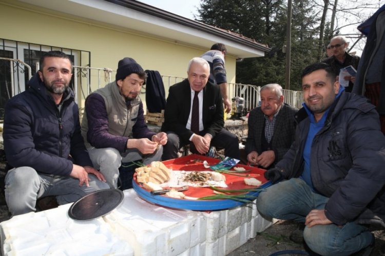 Bursa'da pazarcılar &ouml;ğle yemeğini Şadi &Ouml;zdemir ile paylaştı
