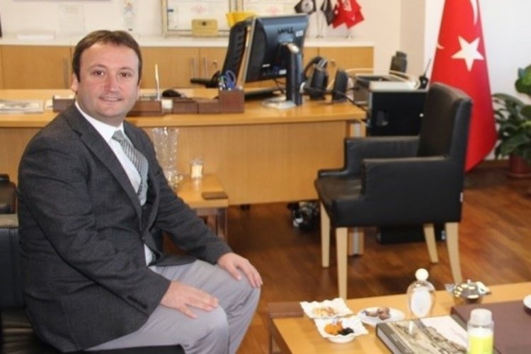M&uuml;d&uuml;r evinde silahla başından vurulmuş halde bulundu