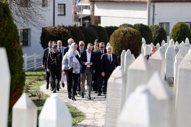 Bakan G&uuml;ler, Kova&ccedil;i Şehitliği'ni ziyaret etti