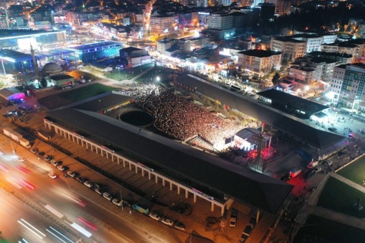 Bursa'da Osmangazi Meydanı'nda coşku s&uuml;r&uuml;yor