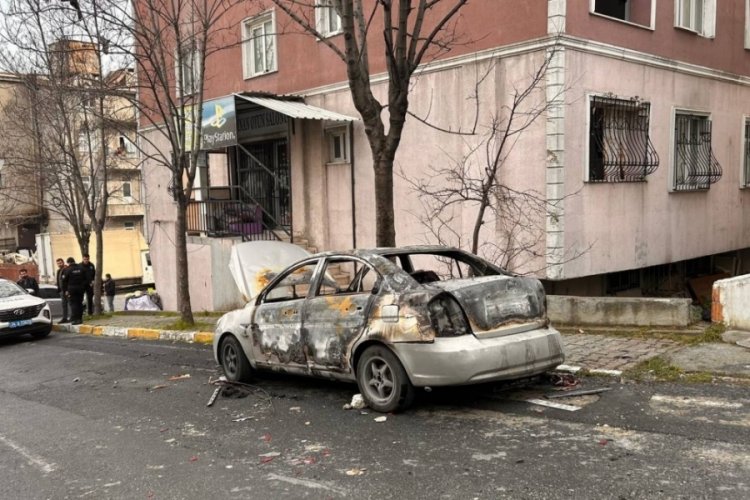 İstanbul'da bir &ccedil;ocuk annesiyle ilişkisi olduğu iddia edilen adamın arabasını yaktı