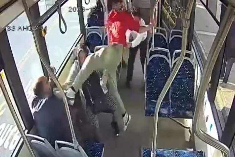 Mersin'de okul m&uuml;d&uuml;r&uuml; ile oğlu, belediye otob&uuml;s&uuml;nde tartıştıkları &ccedil;ifti darp etti